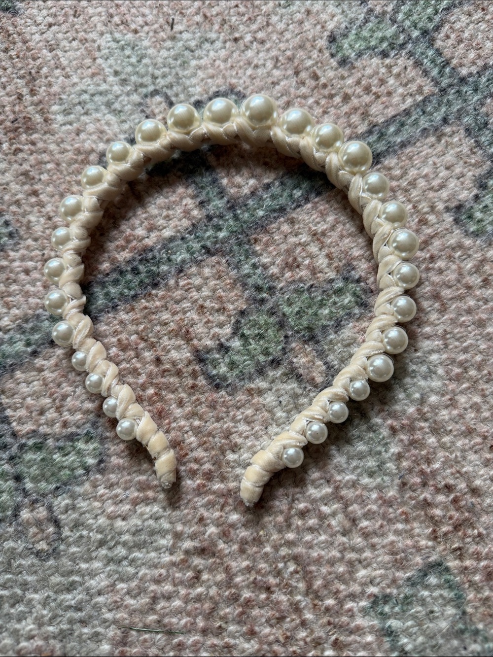 Lele Sadoughi Pearl Velvet Strand Headband | Like New Condition